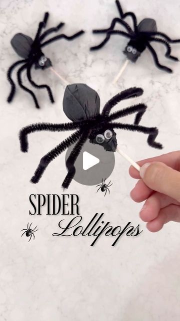 Lollipop Spiders Pipe Cleaners, Spider Lollipops Pipe Cleaners, Pipe Cleaner Spiders For Kids, Spider Suckers, Spider Lollipops, Spider Halloween Decorations, Halloween Spider Craft, Halloween Classroom Treats, Spider Treats