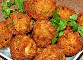 Chicken Cheese Balls Recipe, Bar Food Recipes, Chicken Cheese Ball, Chicken Cheese Balls, Bacon Side Dishes, Cheese Ball Dip, Cheese Balls Recipe, Minced Chicken, Spicy Buffalo Chicken