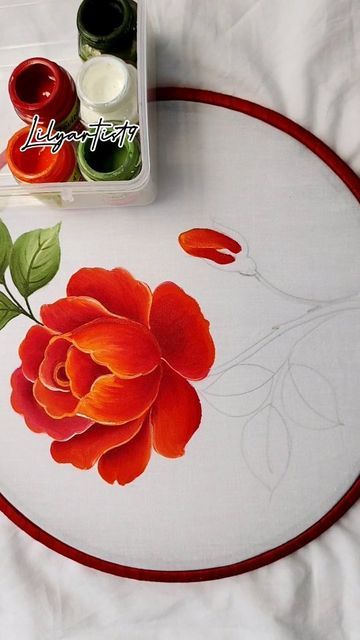 Fabric Painting Rose Design, Simple Penting, Floral Fabric Painting, Simple Fabric Painting Designs, Painting Sarees, Fabric Colour Painting, Fabric Paint Shirt, Easy Flower Painting, Saree Painting