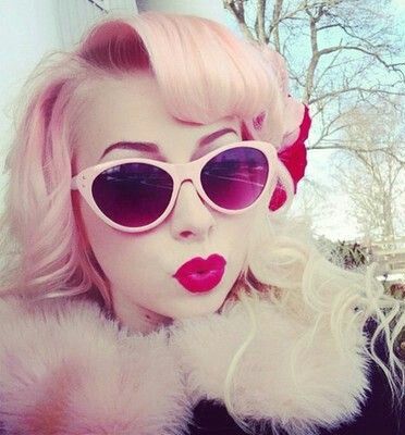 Meka Maraschino, Curled Bangs, Hair Curled, Estilo Pin Up, Rockabilly Girl, Rockabilly Hair, Retro Hair, Rockabilly Style, Pink Shades