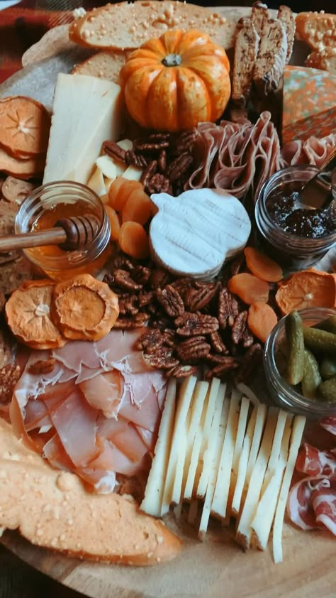 Best Boards For Charcuterie, Round Thanksgiving Charcuterie Board Ideas, Harvest Charcuterie Board Ideas, Pumpkin Bread Charcuterie Board, Pumpkin Spice Charcuterie Board, Brie Board Ideas, Mens Charcuterie Board, Beautiful Charcuterie Board Ideas, Autumn Charcuterie Board Ideas