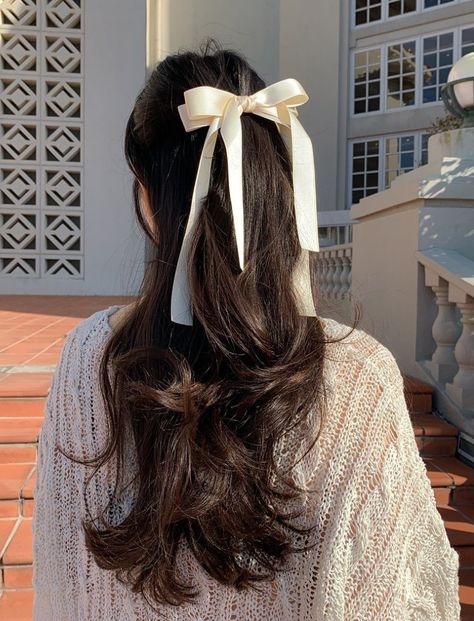 White Hair Bows, Layered Haircuts For Medium Hair, Bow Hairstyle, Trendy Hairstyle, Long Layered Haircuts, Ribbon Hairstyle, Hair Ribbons, Hairstyle Tutorial, Haircuts For Medium Hair