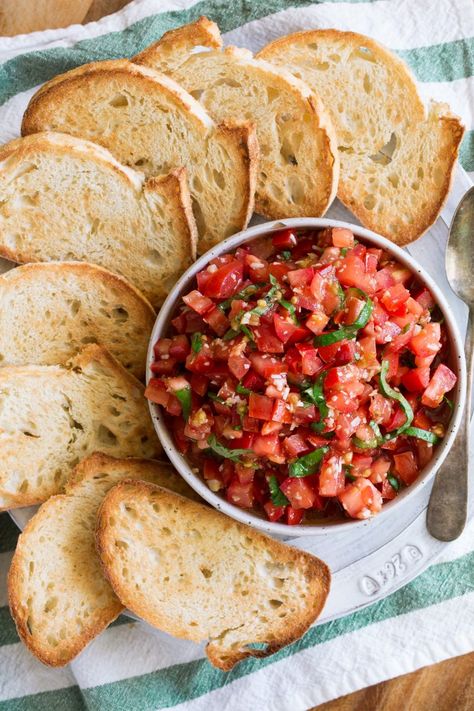 Buffet Pasta Ideas, Classy Christmas Party Food, Capri Party, Pasta Buffet, Buffet Displays, Fresh Bruschetta, Easy Bruschetta Recipe, Homemade Bruschetta, Bruschetta Appetizer