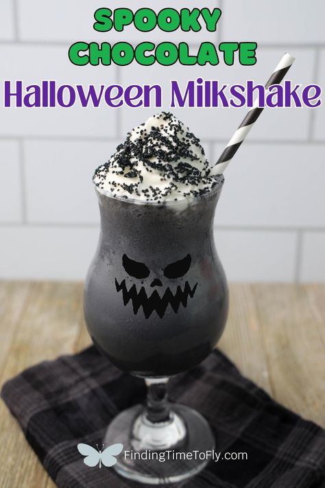 Halloween Shakes, Easy Halloween Cocktails, Fun Halloween Drinks, Halloween Punch Recipes, Halloween Shots, Alcoholic Punch Recipes, Halloween Ice Cream, Boozy Chocolate, Chocolate Halloween