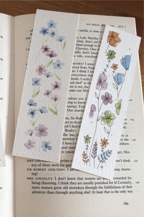 Diy Book Mark Aesthetic, How To Make Cute Bookmarks Diy, Bookish Diy Ideas, Drawing Ideas For Bookmarks, Pretty Bookmarks Diy, Cute Handmade Bookmarks, Cardstock Bookmarks Diy, Bookmark Diy Aesthetic, Self Made Bookmarks