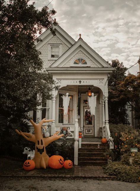 halloween | home decor | spooky decorations Halloween Exterior Decor, Halloween Exterior, New Orleans Halloween, Halloween News, Spooky Decor, Halloween Pictures, Halloween Home Decor, Exterior Decor, Halloween House