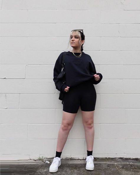 Crewneck Biker Shorts Outfit, All Black Athleisure, Shorts And Sweatshirt Outfit, Oversized Outfit Aesthetic, Style Oversized Sweatshirt, Tomboy Summer, Black Long Sleeve Outfit, Oversize Outfits, Casual Pullover Outfit