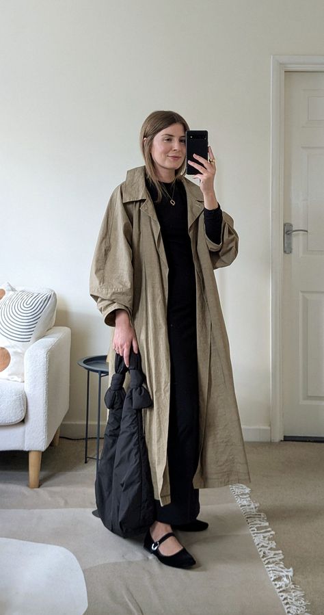 A woman stands in front of a mirror. She wears an oversized trench coat, black Jersey maxi dress and black Mary Jane shoes. Oversize Trench Coat Outfit, Oversized Trench Coat Outfits, Black Jersey Maxi Dress, Mary Jane Outfit, Black Coat Outfit, Heavy Clothing, Black Mary Jane Shoes, Oversized Trench Coat, Outfit Inspiration Women