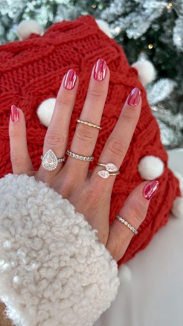 Christmas Nails Acrylic Chrome, Christmas Nails With Chrome Powder, Simply Holiday Nails, Subtle Red Christmas Nails, Red Chrome Powder Nails, Chrome Nails Holiday, Almond Shaped Holiday Nails, Aesthetic Holiday Nails, Red Nail For Christmas