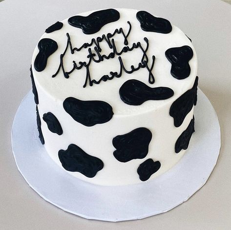 Cow Cake Aesthetic, Cow Spot Cake, Cow Print Cake Ideas Buttercream, Cow Print Bday Cake, Cow Print 21st Birthday Cake, Cow Cake 1st Birthday, Cow Cake Design, Cowprint Birthday Cakes, Cow Bday Cake