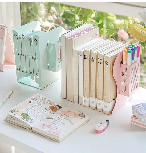 Diy Book Holder, Office Kawaii, Kawaii Desktop, Kawaii Desk, Book Holder Stand, Stationery Obsession, Stationary Organization, Diy Desk Decor, Stationary Items