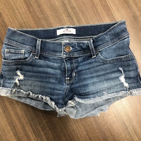 Hollister Jean Shorts Like New Condition, Never Worn! Outstanding Condition Sexy Shorts For The Summer And Heat Wave! Bin 1ab Jean Shorts Aesthetic, Holister Shorts, Downtown Pants, Victorious Outfits, Hollister Clothes, 2000s Jeans, Low Rise Jean Shorts, Vintage Hollister, Hollister Jean Shorts