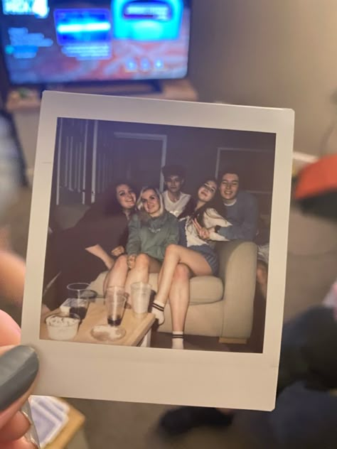 Found Family Trope Aesthetic, Found Family Aesthetic Pictures, Ploraid Aesthetic, Friend Group Polaroid, Family Reunion Aesthetic, Young Family Aesthetic, Found Family Aesthetic, Found Family Trope, Aesthetic Group Photo