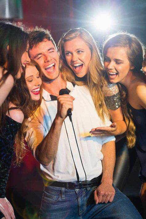 Mohamed Bin Salman, Friends Singing, Karaoke Room, Persona Feliz, Singing Karaoke, Karaoke Party, Karaoke Songs, Activities For Adults, Happy Friends