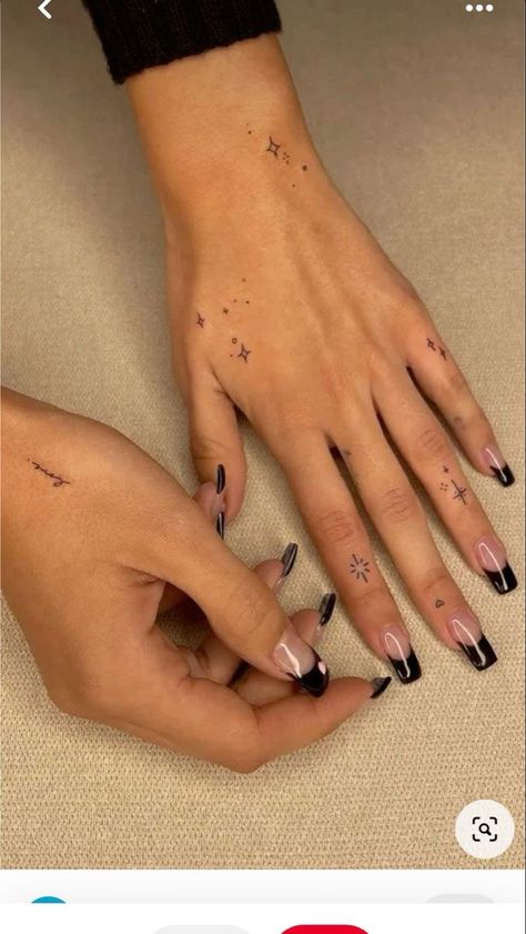 Tato Minimal, Tato Jari, Small Girly Tattoos, Hand And Finger Tattoos, Pretty Hand Tattoos, Petite Tattoos, Hand Tattoos For Women, Small Hand Tattoos, Modern Tattoos