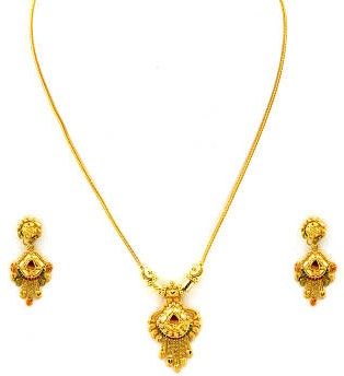 25 Simple and Latest Gold Necklace Designs for Womens Kitty Set Gold Jewellery Design, Kitty Set Gold, Latest Gold Necklace Designs, Latest Gold Necklace, Diamond Necklace Simple, Necklace For Women Gold, Necklaces Ideas, Gold Necklace For Women, Diamond Flower Pendant