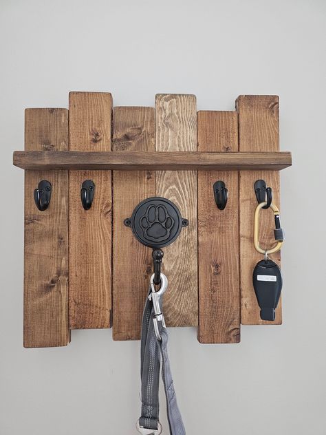 Rustic key holder. Colour and hooks can be changed if requested. Available in any size you like Rustic Wooden Projects, Key Hangers For Wall, Rustic Key Holder Ideas, Wooden Key Holder Ideas, Key Storage Ideas, Diy Key Rack, Key Rack Diy, Rustic Key Holder, Wooden Anchor