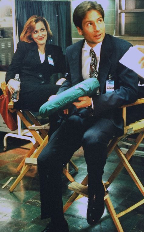 Gillian and David from The X-Files Flashback! See Vintage Behind-the-Scenes Photos | E! Online David And Gillian, Paranormal Photos, Mulder Scully, Fox Mulder, Dana Scully, David Duchovny, Gillian Anderson, X Files, Scene Photo