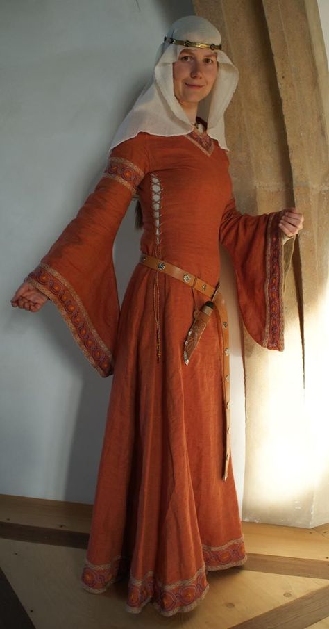 Schönes Bliaut! http://www.mark-meissen-1200.de  Very nicely made bliaut. Love the color and embroidery. Medieval Womens Clothing, Medieval Bliaut, Bliaut Dress, 1200s Fashion, 12th Century Dress, 12th Century Clothing, Middle Ages Clothing, Lovely Pic, Sca Garb