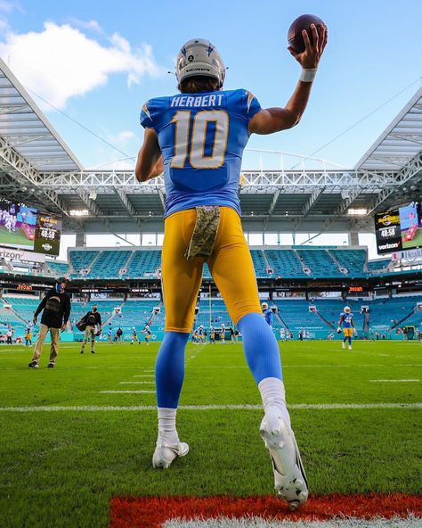 Chargers Wallpaper, Nfl Photography, U Of M Football, Justin Herbert, Chargers Football, Nfl Football Pictures, Chargers Nfl, Nfl Football Art, Nfl Photos