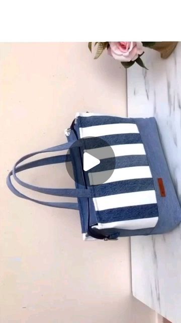 How To Sew A Tote Bag, How To Make Bag, Diy Denim Crafts, Denim Tote Bag Diy Old Jeans, Denim Bag Outfit, Design Bags Diy, Diy Hand Bags, Jeans Bags Ideas, Tote Bag Diy Pattern