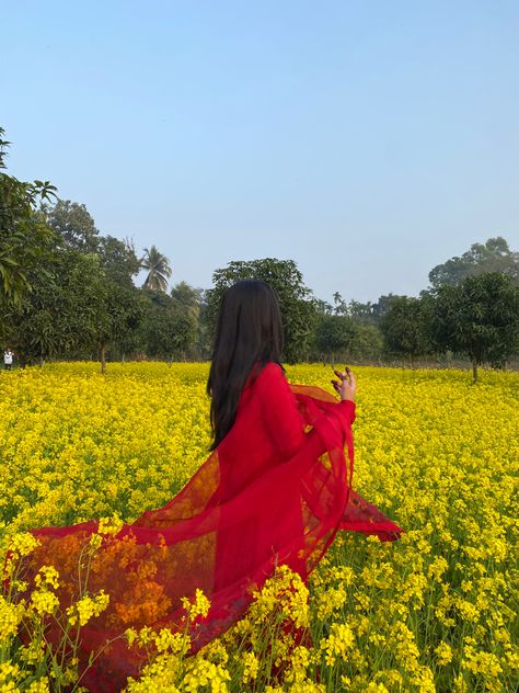 #DDLJ #Desi #anarkali #kajol Mustard Garden, Red Anarkali, Indian Illustration, Afghan Wedding, Best Poses For Pictures, Pic Pose, Insta Profile Pic, Classy Photography, Indian Aesthetic