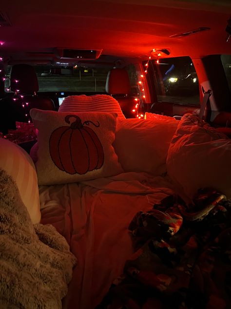 Car trunk decorated with fall and halloween decorations. For a drive in movie Halloween Drive In Movie, Fall Drive, In Aesthetic, Aesthetic Halloween, Drive In Movie, Autumn Drives, Drive In, Fall 2024, Movie Night