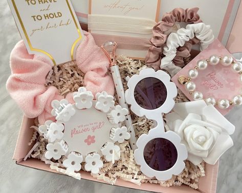 Multiple Flower Girls Ideas, Flower Girl Box Proposal, Flower Girl Proposal Box Cute Ideas, Flower Girl Gift Ideas, Flower Girl Proposal Ideas, Box Regalo, Bridesmaid Proposal Diy, Groomsman Proposal, Bridesmaids Proposal