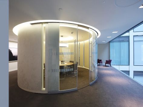 Hawa Media 70 for Curved Sliding Doors – Sliding doors and other stuff ! Curved Door, Conference Room Design, Cozy Interior Design, Interior Design Courses, Sliding Doors Interior, Sliding Door Hardware, Workplace Design, Pull Handles, Cozy Interior