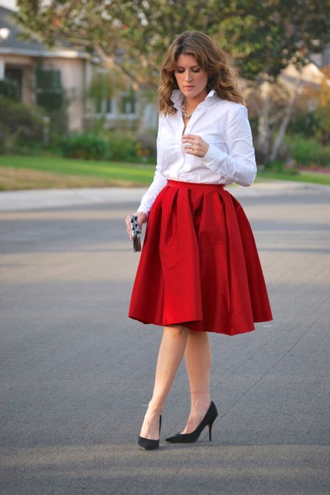 Tea Length Skirts, Circular Skirt Outfit, Red And White Dress Outfit, White Shirt With Skirt, Red Skirt Outfit Ideas, Skirt And White Shirt, Red Skirt Outfit, Estilo Chic Casual, Red Skirt Outfits