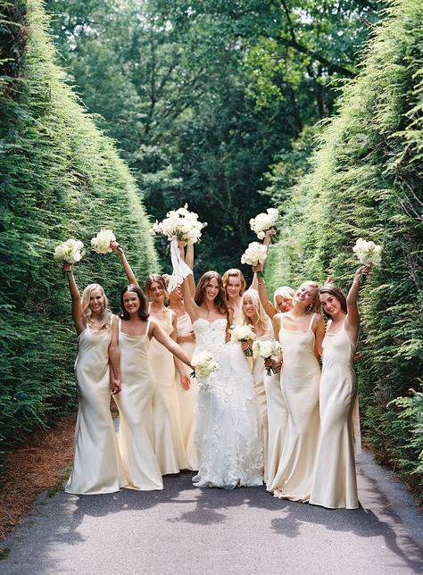 Bridal Party Get Together Ideas, Clean Bridesmaid Dresses, 8 Bridesmaids Pictures, 6 Bridesmaids Pictures, Old Money Wedding Bridesmaids, Vogue Bridesmaids, Bridesmaid Dress Aesthetic, Bride With Bridesmaids Pictures, Cream Bridal Party