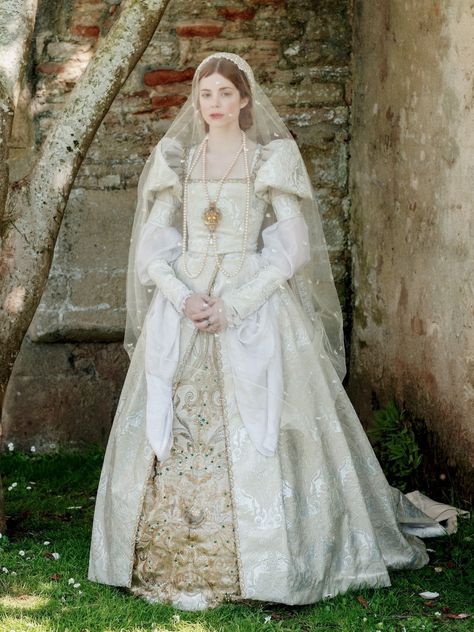 you look for dead men’s shoes — Catherine of Aragon’s wedding dress in The Spanish... Charlotte Hope, Tudor Gown, The Spanish Princess, Tudor Dress, Tudor Fashion, Spanish Princess, Costume Venitien, The White Princess, Catherine Of Aragon