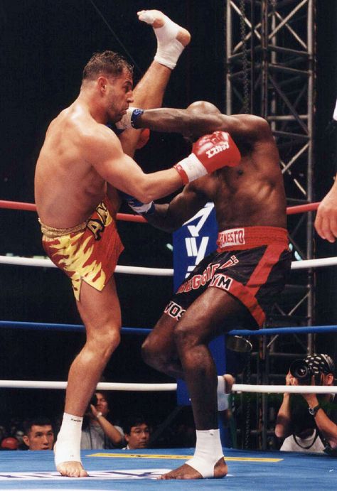 Andy Hug vs. Ernesto Hoost.  These were the two best kickboxers on the planet in the 90's. They usually had very close fights whenever they fought. Andy was the best ever to me. Ernesto Hoost, Andy Hug, Muay Boran, Boxe Thai, Kyokushin Karate, Martial Arts Techniques, Mma Boxing, Martial Artists, Mma Fighters