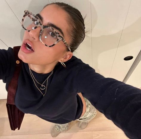 Saved By His Grace, By His Grace, Glasses Inspiration, Chica Cool, 2024 Fashion Trends, Skandinavian Fashion, Devil Wears Prada, Cute Glasses, Foto Tips