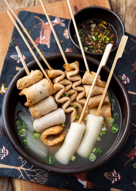 Korean fish cake soup (eomuk tang) served on skewers is ideal for cold weather. This easy recipe, with its dashi and radish broth, brings Korean street vendor flavors to your table. Don't forget the dipping sauce! Fish Cake Soup, Korean Fish Cake, Korean Fish, Best Korean Food, Korean Soup, Yogurt Drink, Peanut Butter Banana Smoothie, Banana Peanut Butter, Street Vendor