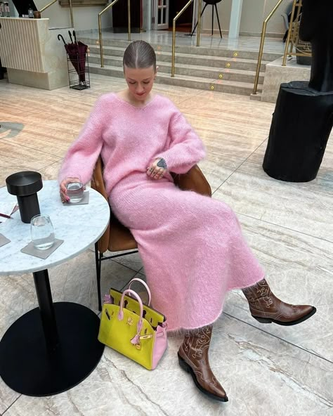 Europe Winter Fashion, Marianne Theodorsen, Scandi Street Style, Pink Sweater Outfit, Valentines Day Outfit Ideas, Casual Dinner Outfits, Dinner Outfit Casual, Sweater Outfit Ideas, Pink Sweater Dress