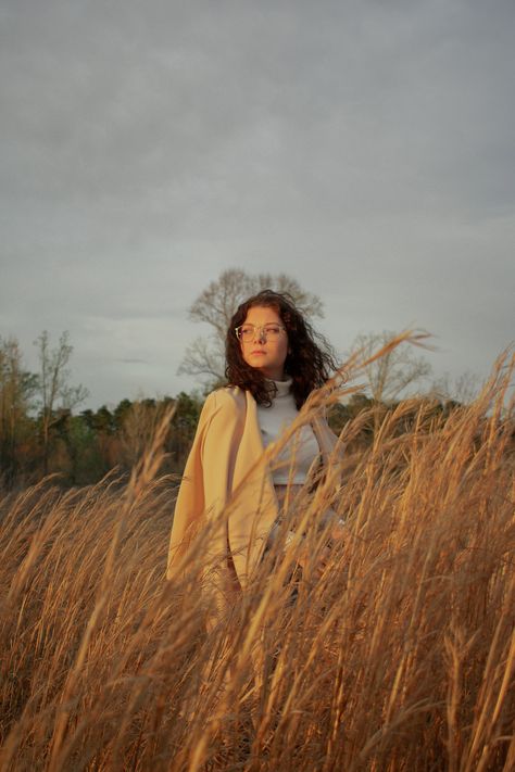 Golden Field Aesthetic, Long Grass Photoshoot, Tall Grass Aesthetic, Grass Photoshoot Ideas, Tall Grass Photoshoot, Sunny Photoshoot, Grass Photoshoot, Grass Picture, Princess Shoot