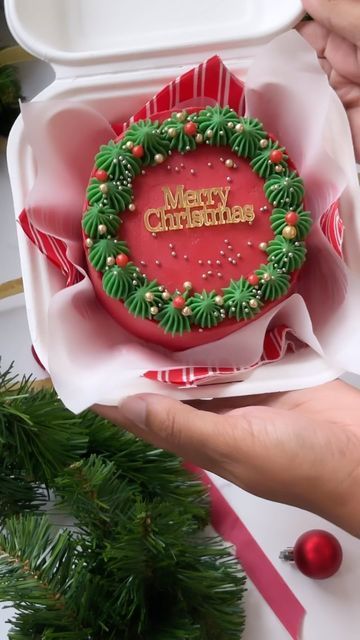 Holiday Bento Cake, Bento Cake For Christmas, Christmas Cake Gift Ideas, Bento Christmas Cake Design, Christmas Cake Easy Decoration, Christmas Cakes And Cupcakes, Bento Cake Christmas Design, Cute Christmas Cake Ideas, Christmas Bento Cake Design