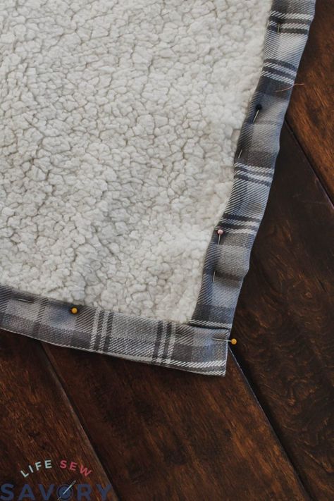 Sherpa and Flannel blanket tutorial - Life Sew Savory Winter Flannel Blanket, Easy Blanket Sewing, Flannel Fleece Blanket, Easy Flannel Blanket, Flannel And Fleece Blanket, Fleece And Sherpa Blanket Diy, Flannel Throw Blanket Diy, Diy Fleece Blanket Sewn, Flannel Blanket Pattern