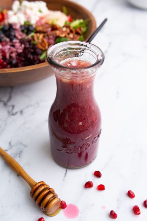 Pomegranate Vinaigrette Dressing - Kitchen Divas Blueberry Pomegranate Vinaigrette, Fall Vinaigrette Dressing, Pomegranate Balsamic Dressing, Beet Vinaigrette Dressing, Vinergerette Dressing Recipe, Pomegranate Salad Dressing Recipes, Pomegranate Vinaigrette Dressing, Pomegranate Salad Dressing, Goth Food