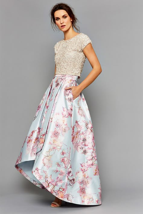 Time for some fashion, lovelies! One of the trends that I am LOVING at the moment for bridesmaids is separates – everything from crop tops to more demure shirts and skirts, flirty tea length … Coast Bridesmaid Dresses, Dresses Pastel, Pastel Dresses, Bridesmaid Separates, Bridesmaids Shoes, Floral Bridesmaid Dresses, Designer Bridesmaid Dresses, Floral Bridesmaid, Formal Skirt