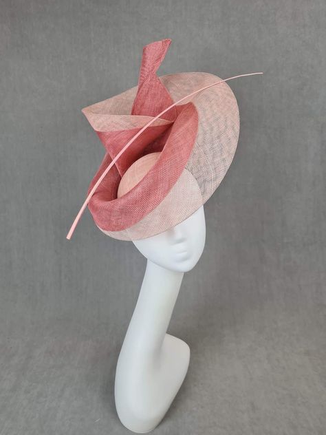 British Hats Women, Kentucky Derby Outfit, British Hats, Fascinator Hats Diy, Sinamay Fascinator, Derby Outfits, Feather Headpiece, Sinamay Hats, Hats Women