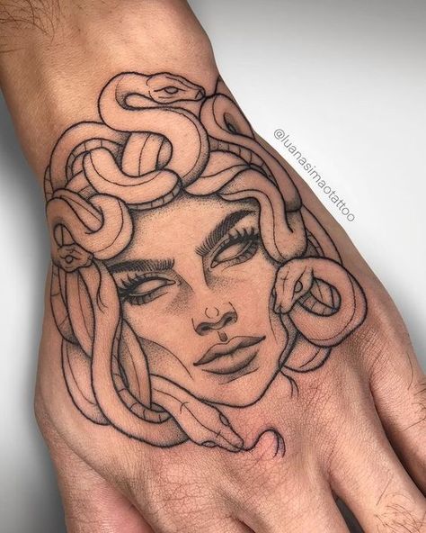 Medusa Hand Tattoo. Rosen Tattoo Frau, Zombie Tattoos, Medusa Tattoo Design, Pretty Hand Tattoos, Mythology Tattoos, Medusa Tattoo, Greek Tattoos, Tatuaje A Color, Tattoo Style Drawings