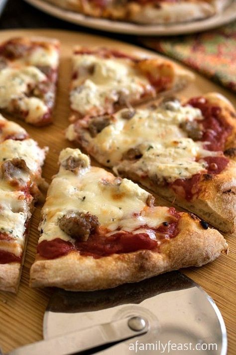 Sausage and Ricotta Pizza - This pizza is so simple and so addictively good! Inspired by the Sporkie Pizza at Bertucci's. Texas Hash, Best Apple Cake, Healthy Homemade Pizza, Ricotta Pizza, Spicy Pizza, Healthy Pizza Recipes, Artisan Pizza, Gourmet Pizza, Hot Sausage