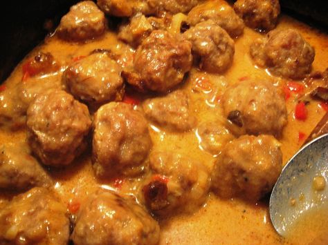 Swedish Meatballs with Spicy Plum Sauce Plum Recipes, Plum Sauce, Swedish Meatballs, Meatballs, Plum, Easy Meals, Sauce, Drinks, Ethnic Recipes