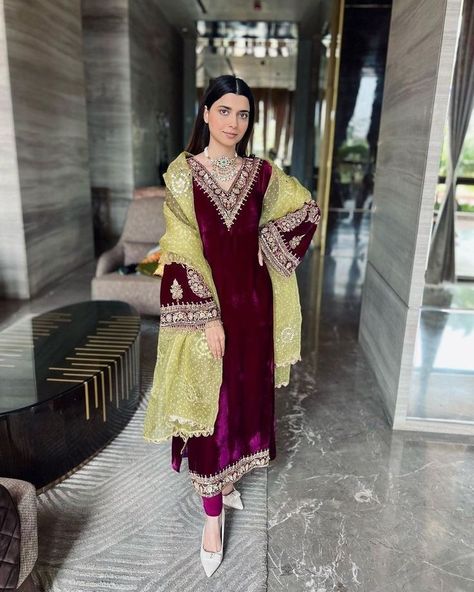 Velvet Pakistani Dress, Velvet Suit Design, Nimrat Khaira, Velvet Dress Designs, Pakistani Fashion Party Wear, Velvet Dresses, Velvet Suit, Traditional Indian Outfits, Indian Dresses Traditional