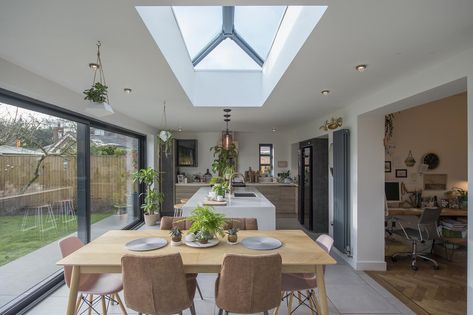 An EOS roof lantern sits centrally lighting up the kitchen and dining area. Dining Room London, Bungalow Extensions, Kitchen Diner Extension, Skylight Kitchen, Bungalow Kitchen, Open Plan Kitchen Dining Living, Bungalow Renovation, Roof Lantern, Open Plan Kitchen Dining