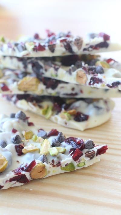 White Chocolate Bark Recipes, White Chocolate Bark, Chocolate Bark Recipe, Cranberry Pistachio, Candy Bark, Christmas Candy Recipes, Bark Recipe, Xmas Food, Chocolate Bark