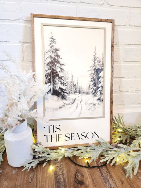 Vintage but modern Christmas decor. Modern Cottage Core, Happy Holidays Sign, Entry Way Decor, Trend 2025, Vintage Christmas Sign, Christmas Entry, 2025 Christmas, Christmas Entryway, Neutral Christmas Decor