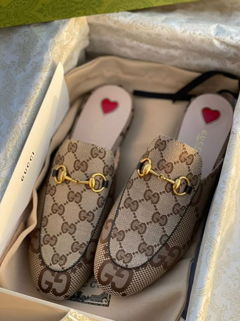 Gucci Slipper, Simple Work Outfits, Lux Shoes, Luxury Iphone Cases, Pretty Sandals, Gucci Sandals, Fashion Shoes Heels, Gucci Loafers, Guccio Gucci